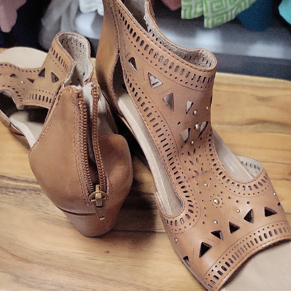 Earth Tan Cutout Sandals